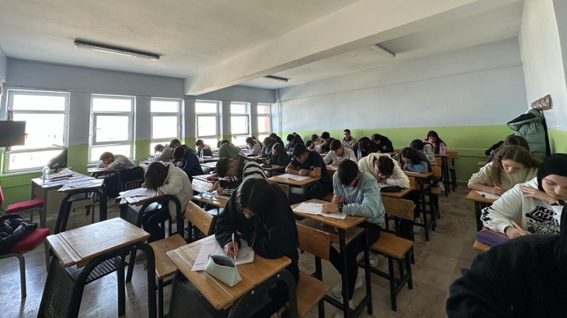 YKS'ye Hazırlanan Öğrencilerimiz için Deneme Sınavları Yapılıyor